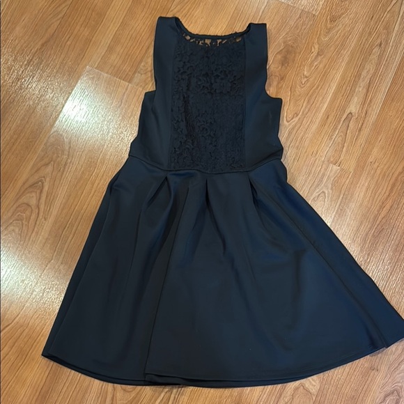 Elegant Black Sleeveless Dress with Lace Detail - Picture 1 of 3